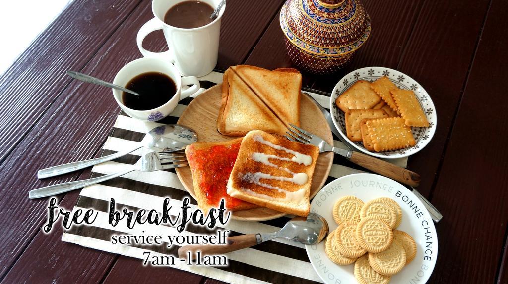 Wake Up Hostel Bangkok Bagian luar foto