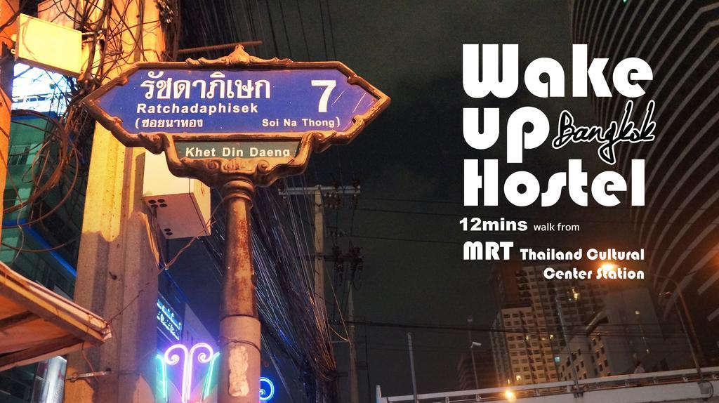 Wake Up Hostel Bangkok Bagian luar foto