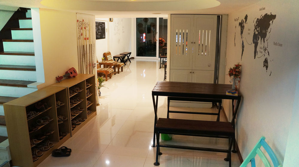 Wake Up Hostel Bangkok Bagian luar foto