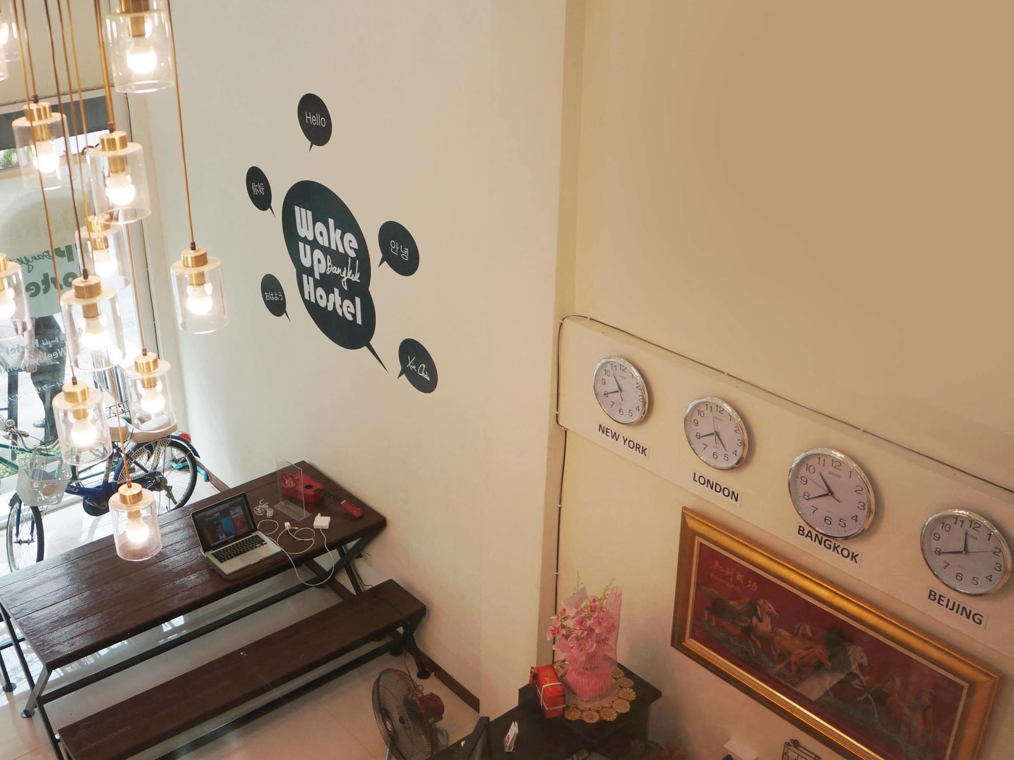 Wake Up Hostel Bangkok Bagian luar foto