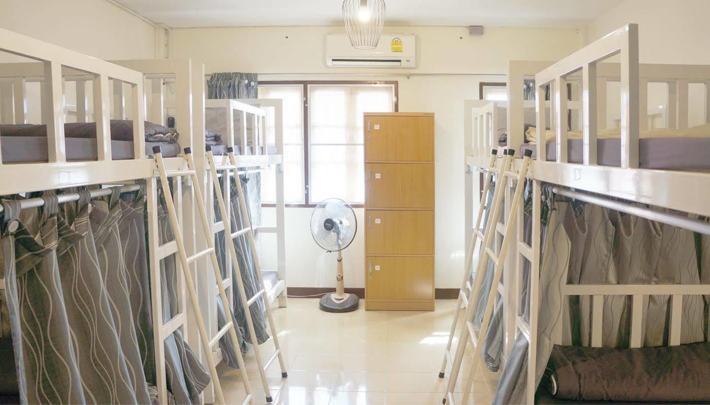 Wake Up Hostel Bangkok Bagian luar foto